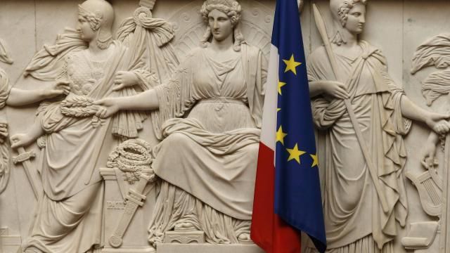 drapeau-europeen-l-assemblee-nationale-une-polemique-reguliere