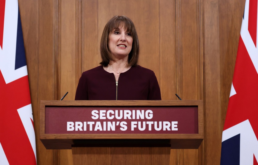 La ministre britannique des Finances annonce des coupes dans les aides sociales et des investissements dans la défense