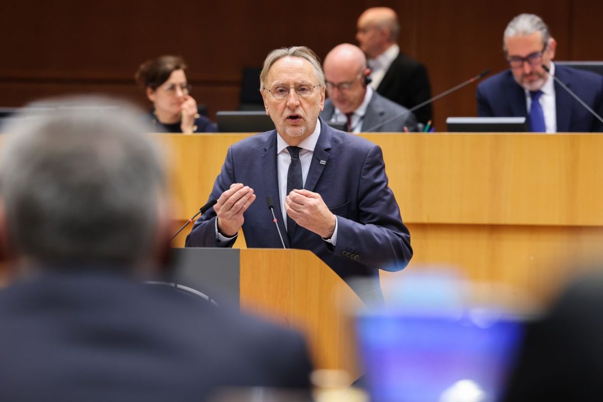 Les d&eacute;put&eacute;s europ&eacute;ens approuvent l&rsquo;accord commercial UE-&Eacute;tats-Unis apr&egrave;s l&rsquo;avoir qualifi&eacute; de &laquo; d&eacute;s&eacute;quilibr&eacute; &raquo;