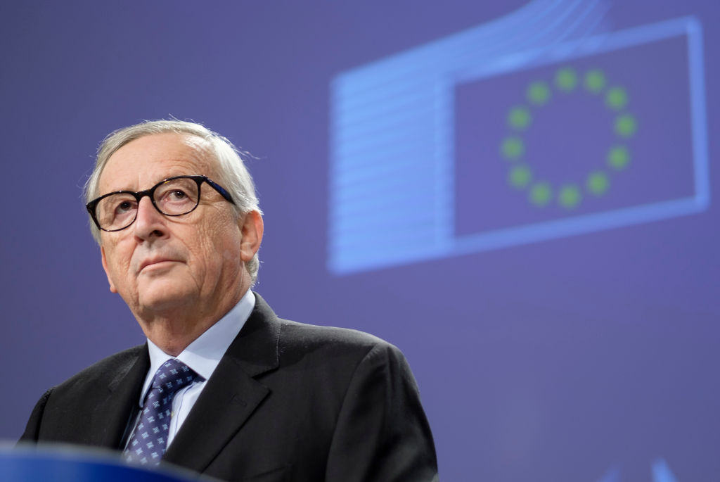 Juncker reproche le flirt du PPE avec l&rsquo;extr&ecirc;me droite et exhorte Weber &agrave; jouer cartes sur table