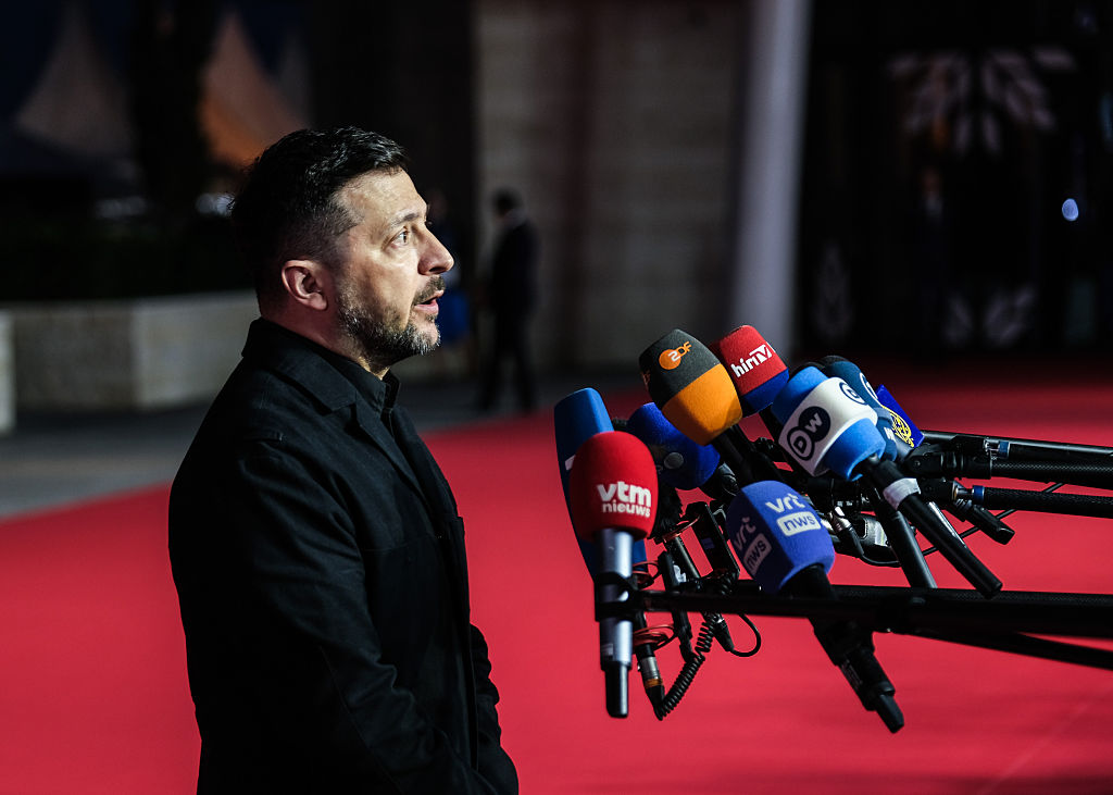 Sous le soleil de Chypre, l&rsquo;UE temp&egrave;re les espoirs ukrainiens