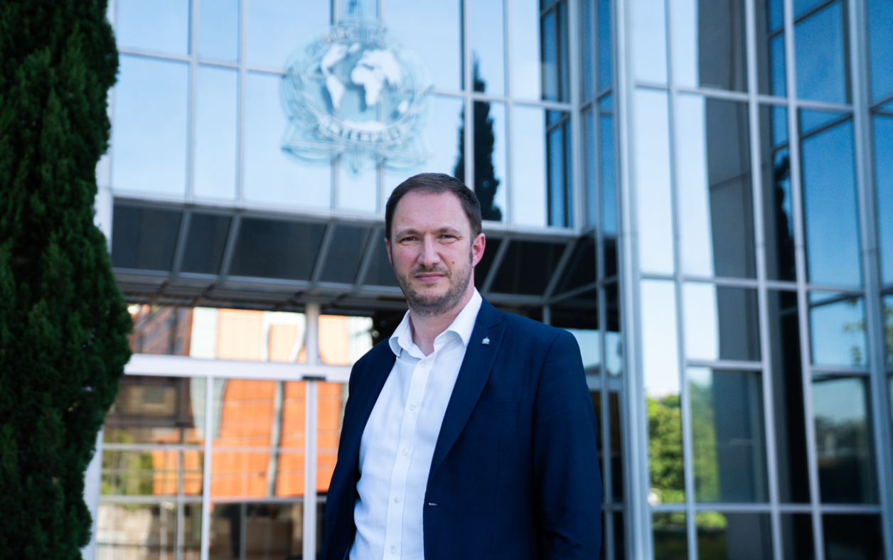 INTERVIEW : Arr&ecirc;tez de stigmatiser les victimes &acirc;g&eacute;es d&rsquo;escroqueries &agrave; l&rsquo;IA, demande un responsable d&rsquo;Interpol