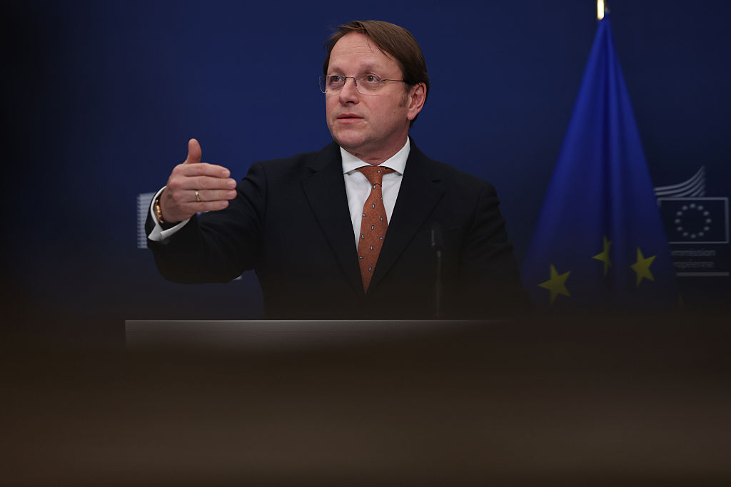 La Commission blanchit V&aacute;rhelyi &agrave; l&rsquo;issue d&rsquo;une enqu&ecirc;te pour espionnage